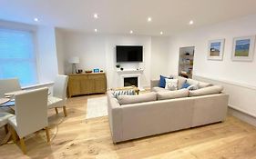 Central Llandudno, Private Parking Near To Beach, Pier & Shops